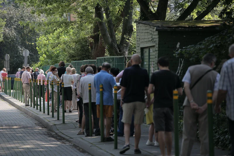 Wybory prezydenckie. 28.06.2020 Warszawa, ulica Lewartowskiego 2, Szkoła Podstawowa numer 32. Obwodowa Komisja Wyborcza numer 4. Kolejka przed komisją wyborczą, w której mieszkańcy Warszawy oddają głos w pierwszej turze wyborów prezydenckich.