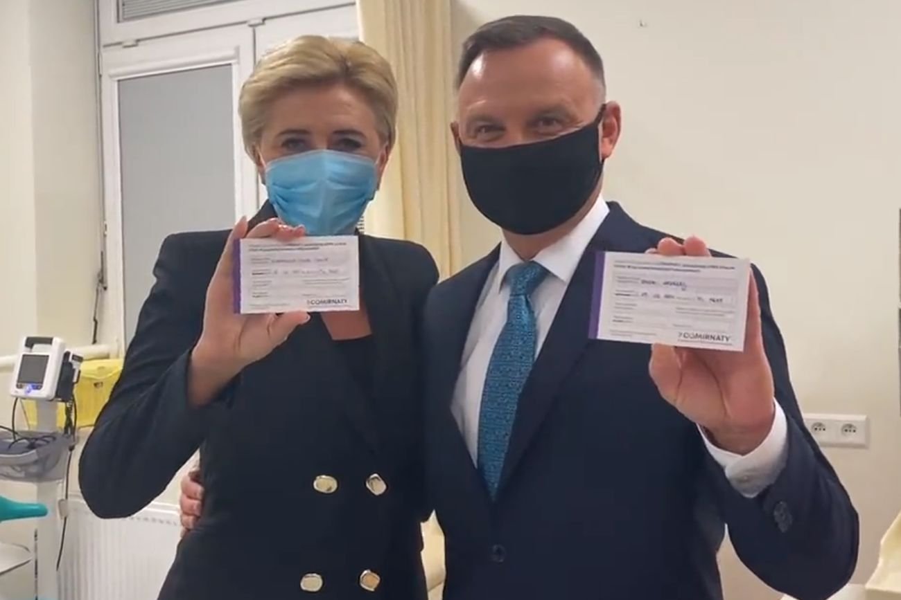 W piątek na stronie Kancelarii Prezydenta pojawiło się zdjęcie Agaty Kornhauser-Dudy i Andrzeja Dudy trzymających w dłoniach potwierdzenie przyjęcia trzeciej dawki szczepionki przeciw COVID-19.