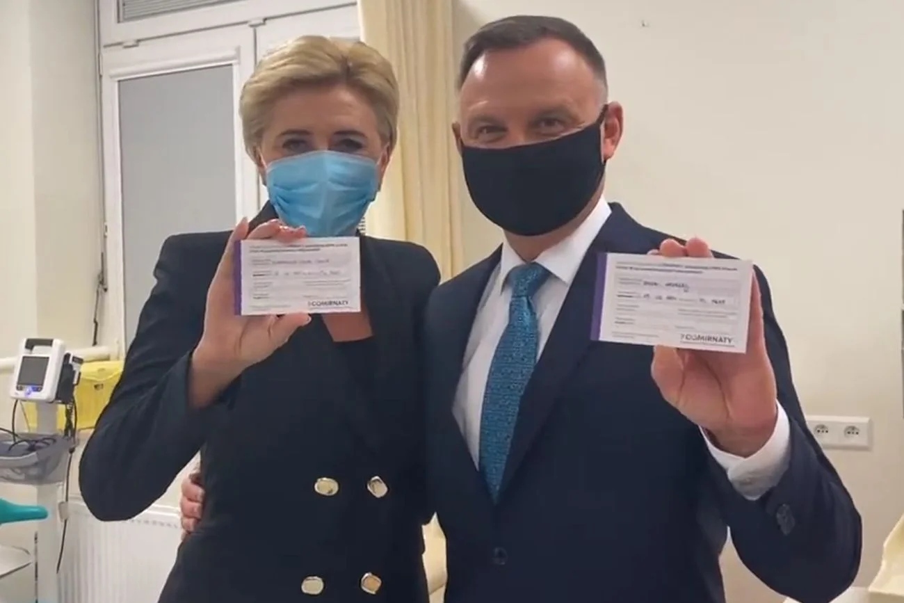 W piątek na stronie Kancelarii Prezydenta pojawiło się zdjęcie Agaty Kornhauser-Dudy i Andrzeja Dudy trzymających w dłoniach potwierdzenie przyjęcia trzeciej dawki szczepionki przeciw COVID-19.