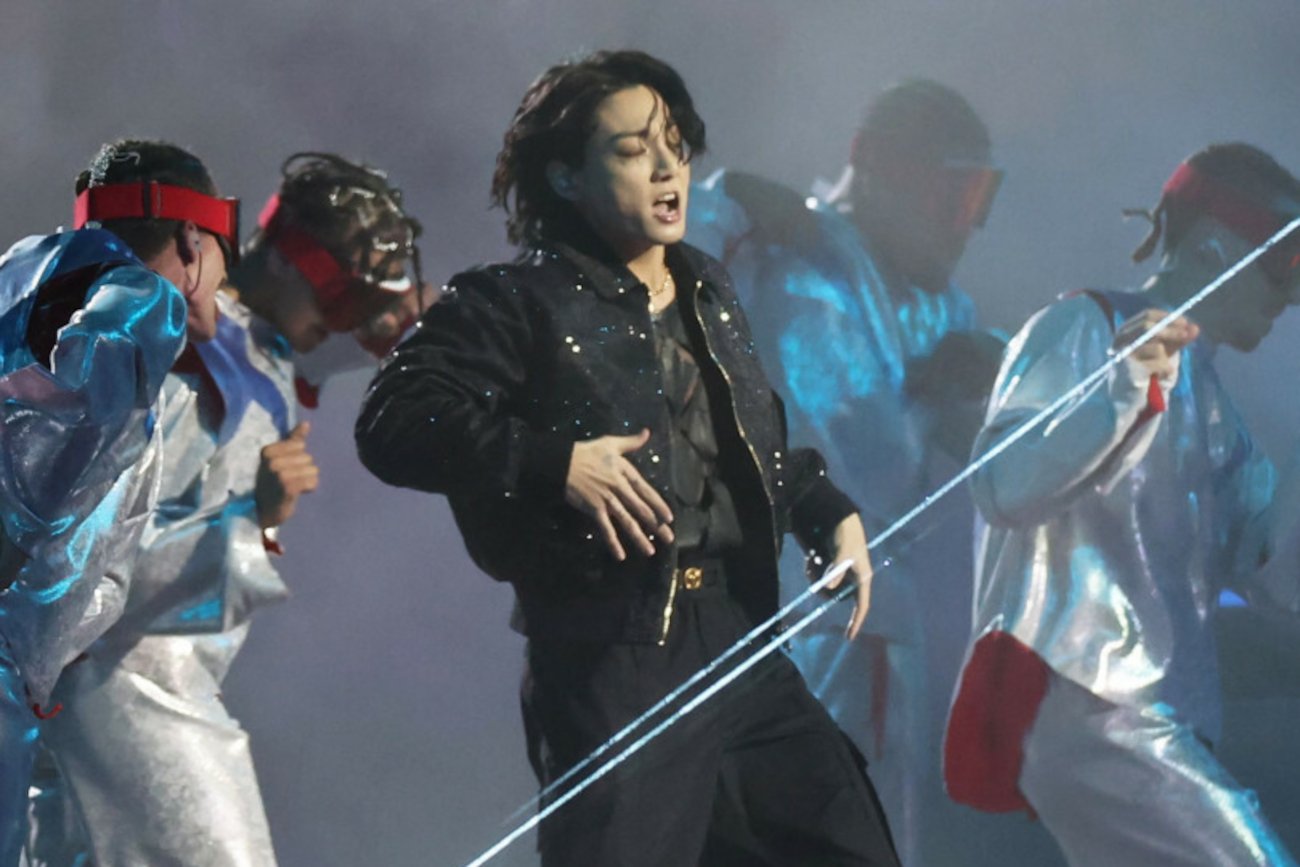 Morgan Freeman i członek BTS skrytykowani za występy na otwarciu MŚ w Katarze.