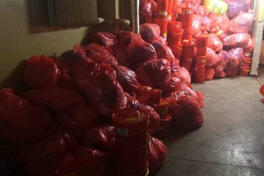 Kilkadziesiąt worków i plastikowych pojemników, w jakich przechowuje się materiały zakaźne oraz kończyny leżało na korytarzu Wojewódzkiego Szpitala Specjalistycznego w Częstochowie.