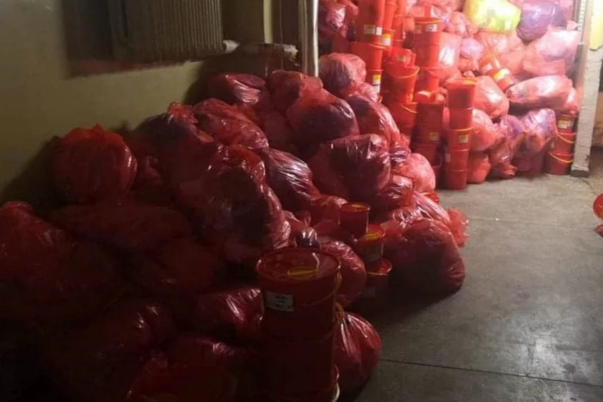 Kilkadziesiąt worków i plastikowych pojemników, w jakich przechowuje się materiały zakaźne oraz kończyny leżało na korytarzu Wojewódzkiego Szpitala Specjalistycznego w Częstochowie.