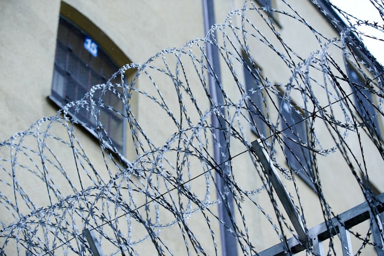 Więzienie. Śmierć 71- latka aresztowanego za współżycie seksualne z 13-latką.