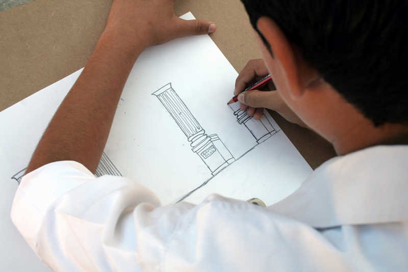 Gimnazjaliści [url=http://www.shutterstock.com/pic-572145/stock-photo-student-drawing.html?src=9uMWxNKxC2iRXQ-j_2A4Eg-3-70]będą uczyć się architektury i prawa. [/url]