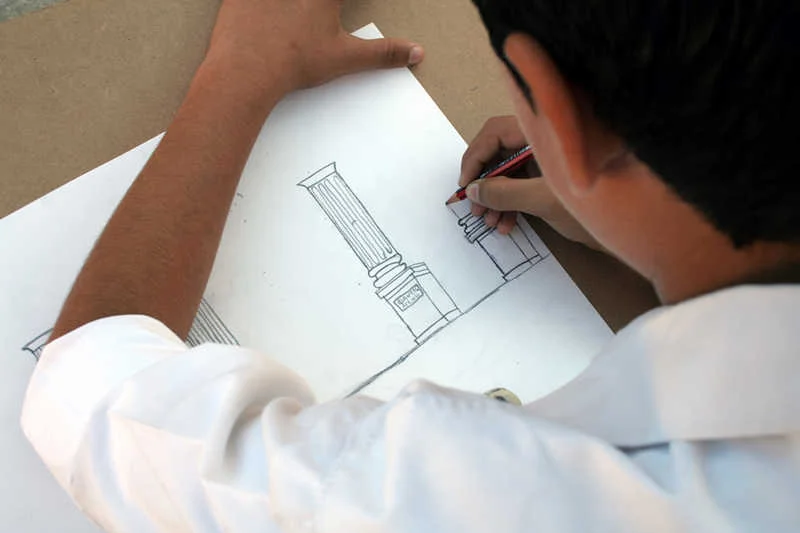 Gimnazjaliści [url=http://www.shutterstock.com/pic-572145/stock-photo-student-drawing.html?src=9uMWxNKxC2iRXQ-j_2A4Eg-3-70]będą uczyć się architektury i prawa. [/url]