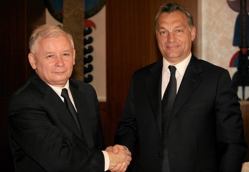 Jarosław Kaczyński i Viktor Orbán, nieformalni przywódcy Polski i Węgier. Zdaniem wiceszefowej KE Katariny Barley politycy wykorzystują koronawirusa do zagarniania władzy. Jarosław Kaczyński i Viktor Orbán, nieformalni przywódcy Polski i Węgier. Zdaniem wiceszefowej KE Katariny Barley politycy wykorzystują koronawirusa do zagarniania władzy.