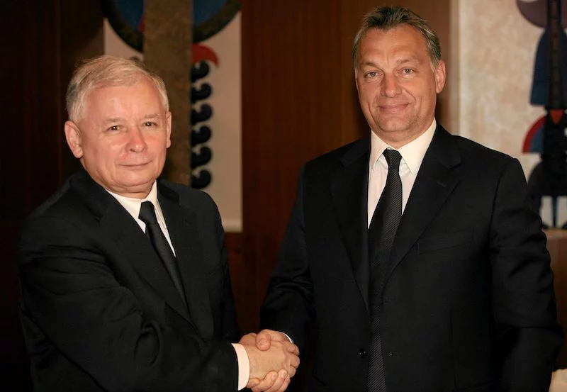 Jarosław Kaczyński i Viktor Orbán, nieformalni przywódcy Polski i Węgier. Zdaniem wiceszefowej KE Katariny Barley politycy wykorzystują koronawirusa do zagarniania władzy. Jarosław Kaczyński i Viktor Orbán, nieformalni przywódcy Polski i Węgier. Zdaniem wiceszefowej KE Katariny Barley politycy wykorzystują koronawirusa do zagarniania władzy.