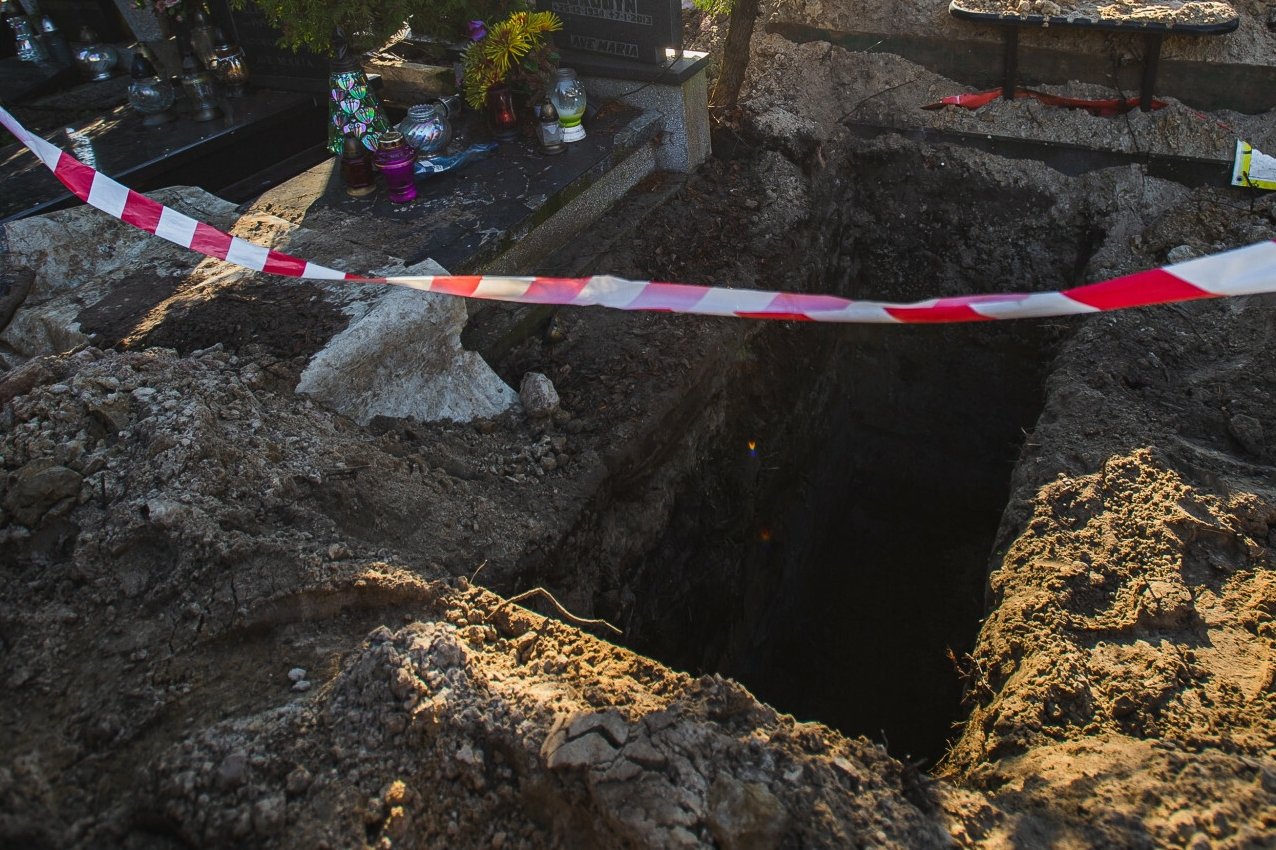 Prace na cmentarzu. Zdjęcie ilustracyjne.