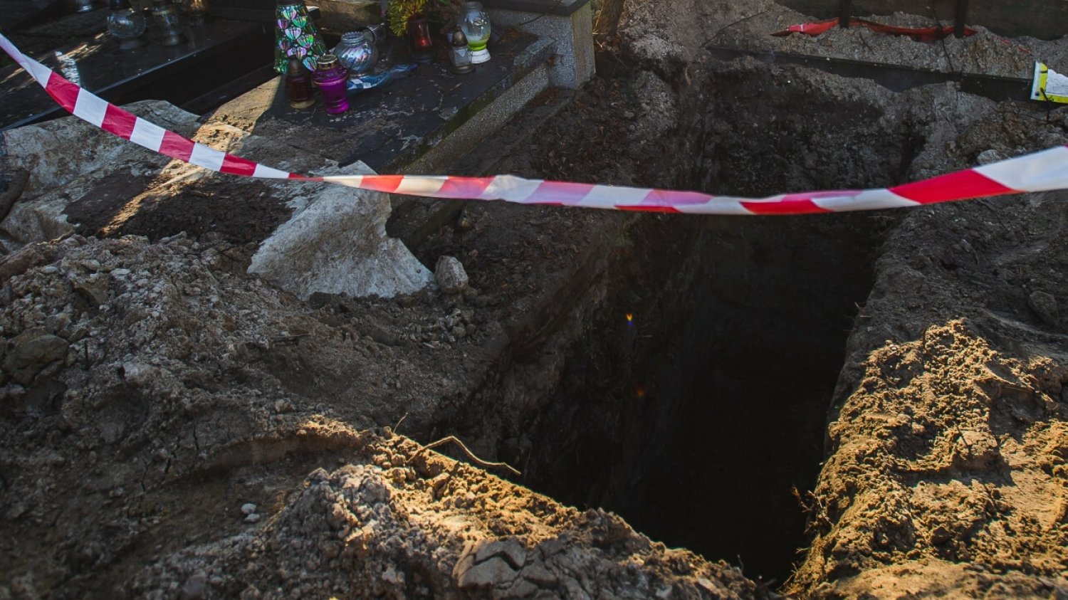 Prace na cmentarzu. Zdjęcie ilustracyjne.