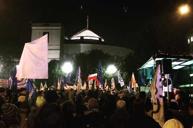Niektórzy demonstrujący przed Sejmem, dziś są ścigani przez policję.