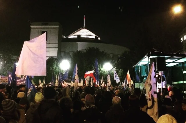 Niektórzy demonstrujący przed Sejmem, dziś są ścigani przez policję.