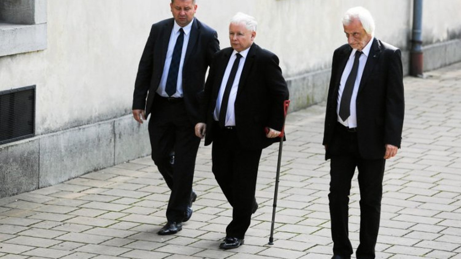 Jarosław Kaczyński dochodzi do siebie po operacji kolana.