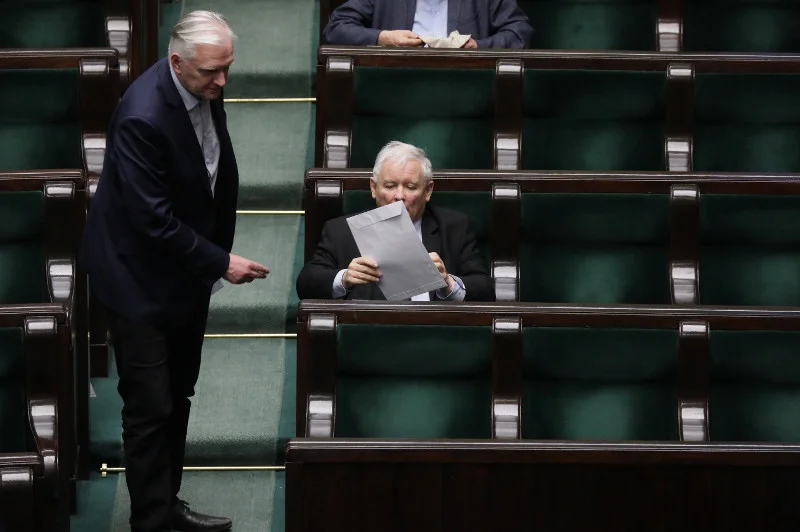 Jak wyglądały negocjacje Kaczyńskiego z Gowinem? "Super Express" o kulisach.