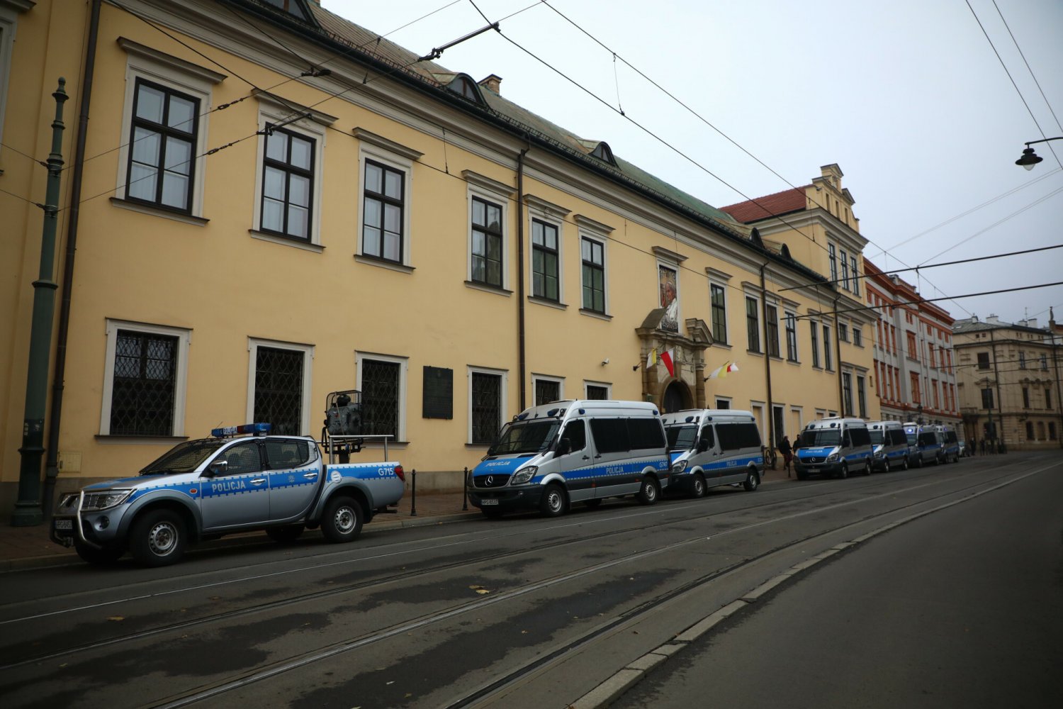 Nie wiadomo, dlaczego kuria krakowska zwlekała tak długo z powiadomieniem policji o podejrzeniu molestowania przez księdza.