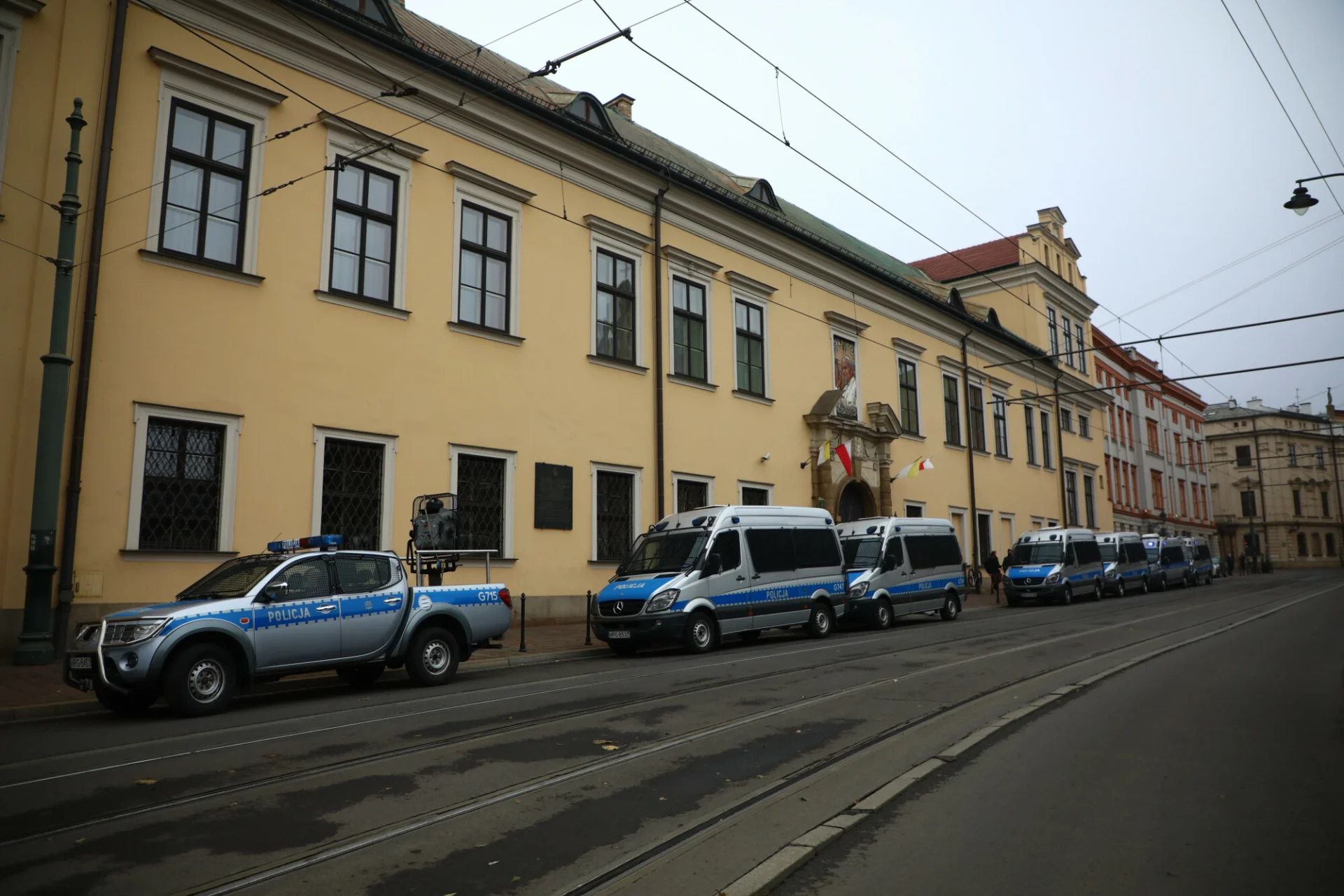 Nie wiadomo, dlaczego kuria krakowska zwlekała tak długo z powiadomieniem policji o podejrzeniu molestowania przez księdza.