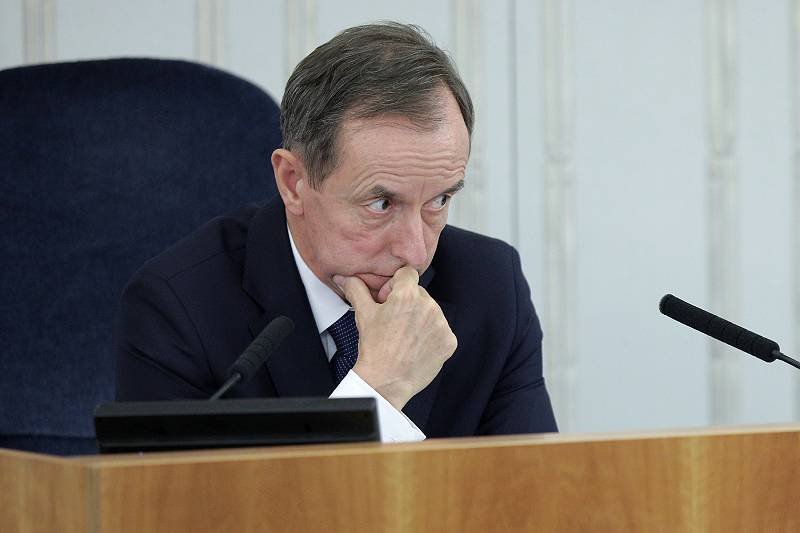 Wbrew wcześniejszym zapowiedziom Senat przyjął ustawę ws. ratyfikacji Funduszu Odbudowy bez żadnych zmian. Wbrew wcześniejszym zapowiedziom marszałka Tomasza Grodzkiego, Senat przyjął ustawę ws. ratyfikacji Funduszu Odbudowy bez żadnych zmian.