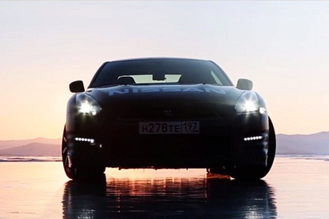 Nissan GT-R rozpędził się po zamarzniętej powierzchni jeziora Bajkał do 294,8 km/h