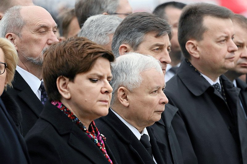 Rząd PiS nie ma na koncie tylko powodów do wstydu. Sporo pomysłów nowej władzy jest całkiem dobrych, ale ekipa Kaczyńskiego przykrywa je swoimi autorytarnymi zapędami.