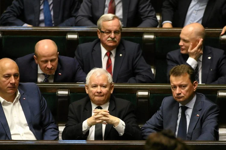 "My, działacze struktur opozycyjnych w okresie PRL-u, słyszymy rozpaczliwy okrzyk dochodzący z ław poselskich PiS-u - Komuno, wróć" – to fragment oświadczenia działaczy opozycji demokratycznej w PRL.