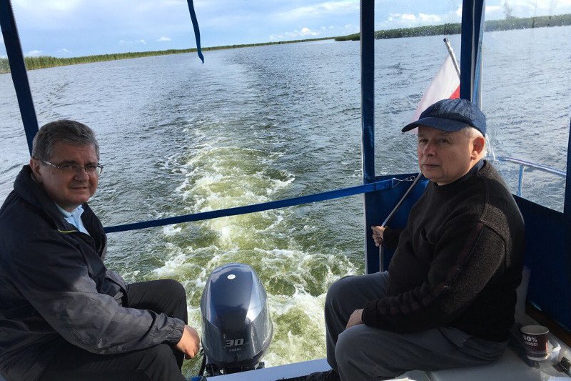 Prezes PiS spędza wakacje w towarzystwie Czesława Hoca i kilku innych posłów swojej partii.