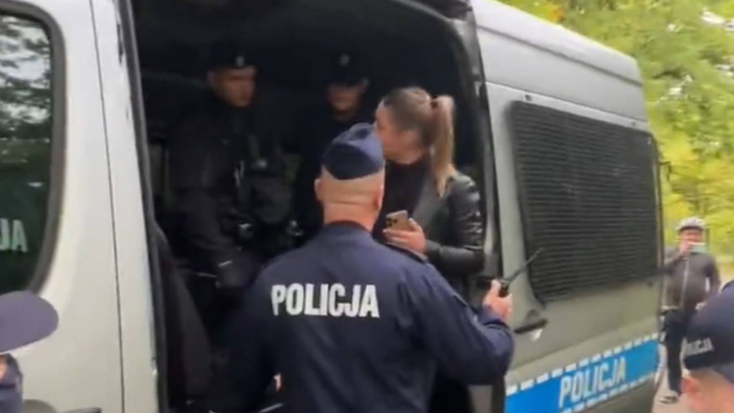 PiS nienawidzi młodych kobiet. Kinga Gajewska wciągnięta siłą do auta