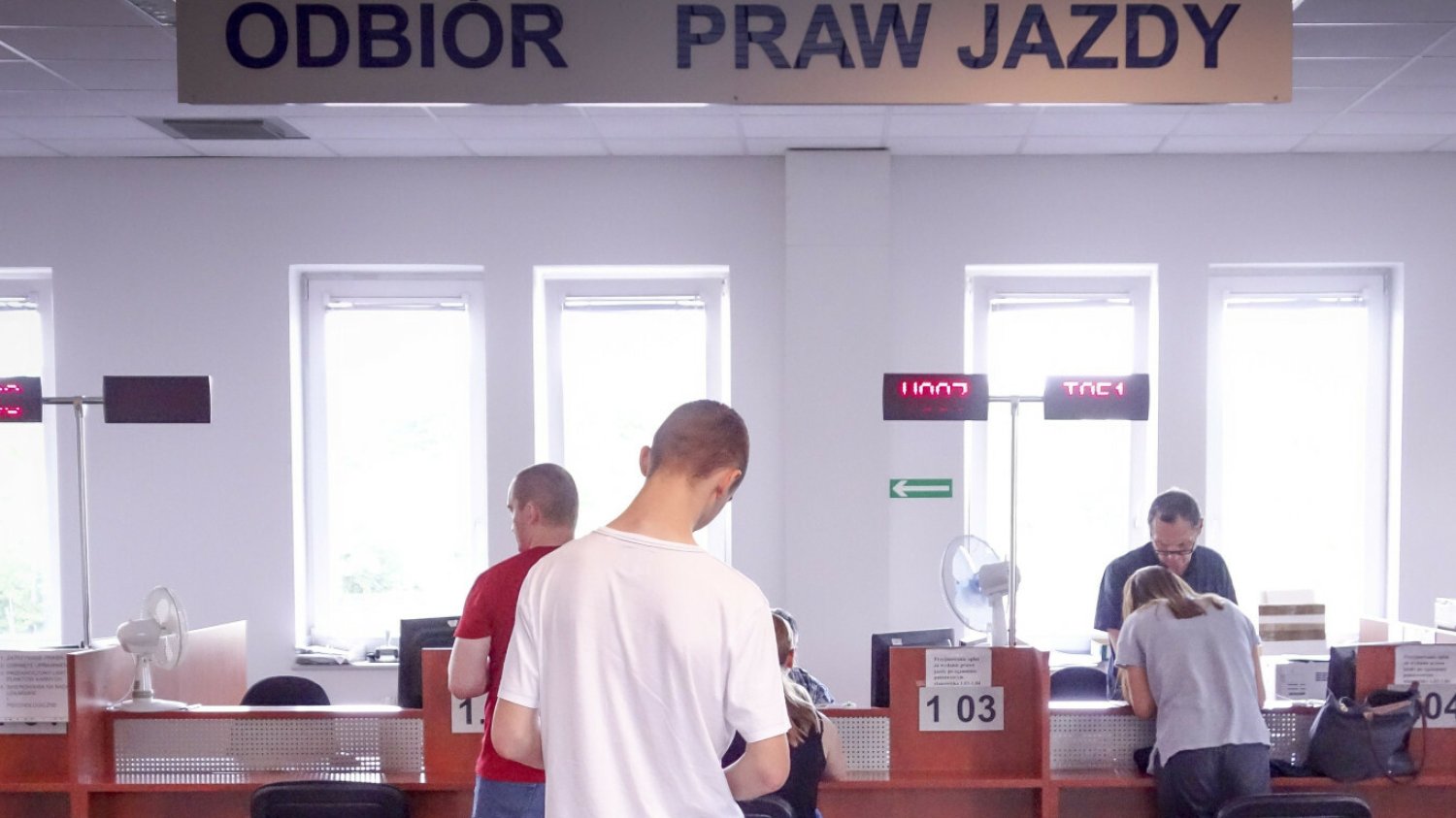 Prawo jazdy dla 17-latka wywołuje kontrowersje. Co jest nie tak ze zmianą przepisów? Rząd planuje zmiany w prawie o ruchu drogowym. Kontrowersyjny przepis o prawie jazdy dla 17-latka