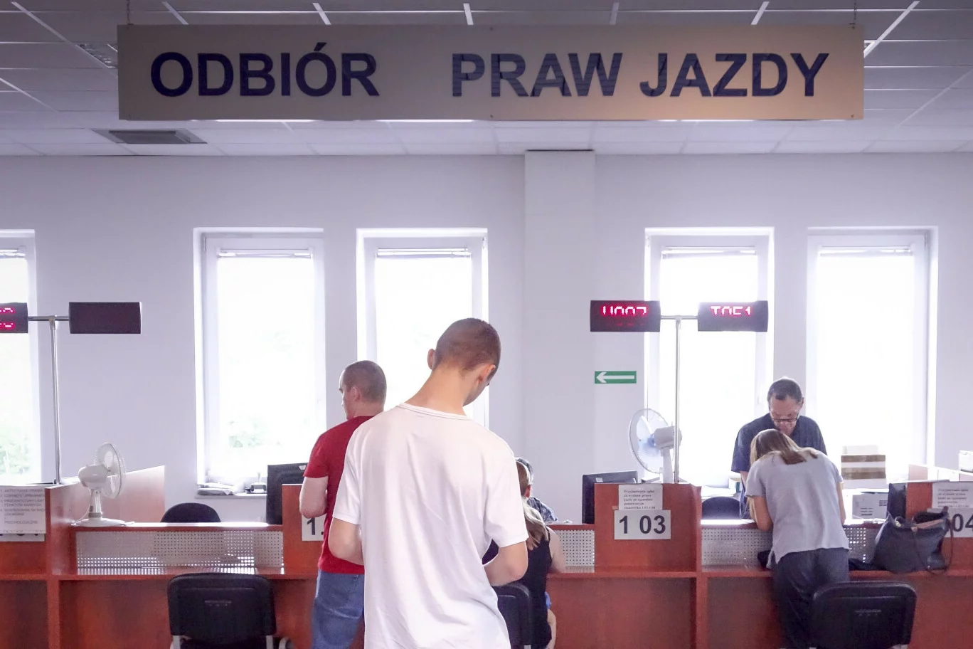 Prawo jazdy dla 17-latka wywołuje kontrowersje. Co jest nie tak ze zmianą przepisów? Rząd planuje zmiany w prawie o ruchu drogowym. Kontrowersyjny przepis o prawie jazdy dla 17-latka
