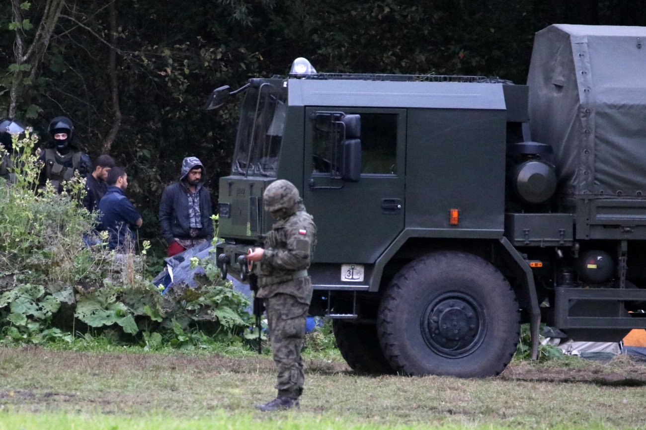 Coraz gorsza sytuacja uchodźców na granicy polsko-białoruskiej. 10 osób ma gorączkę i krew w moczu