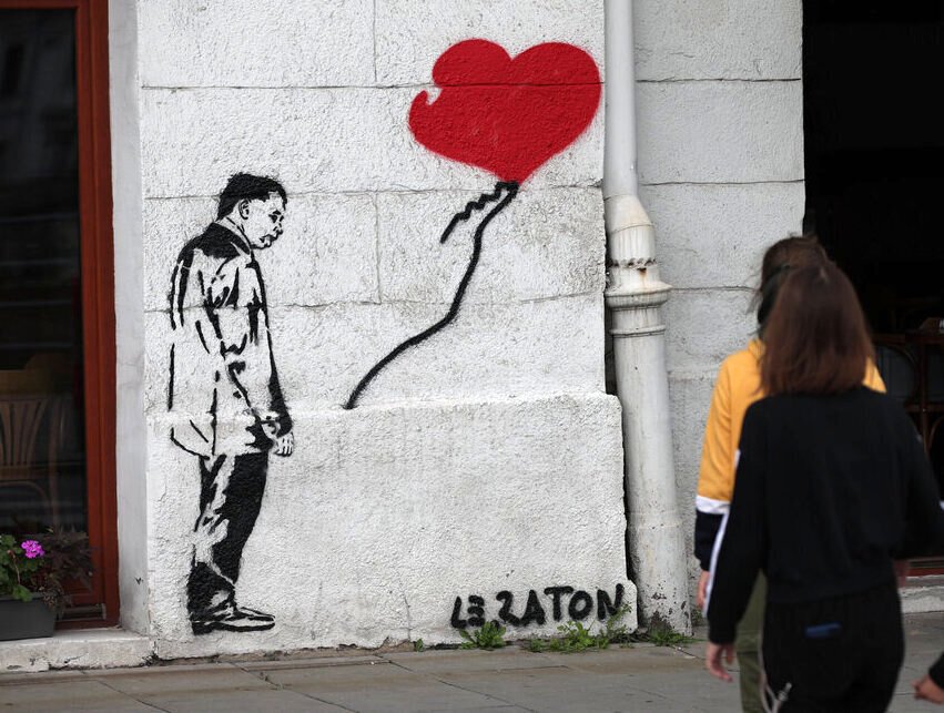 Kraków ma nową atrakcję turystyczną. Na jednym z murów powstało wyjątkowe graffiti nawiązujące do prac słynnego performera kryjącego swą tożsamość pod pseudonimem Banksy. Banksy w Krakowie? Tym razem powstał mural z wizerunkiem Kaczyńskiego, który nawiązuje do kultowego dzieła słynnego artysty.