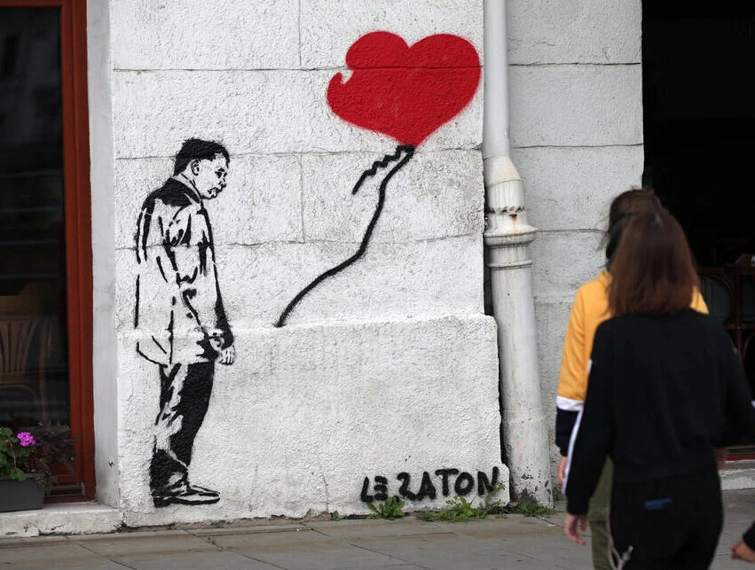 Banksy w Krakowie? Tym razem powstał mural z wizerunkiem Kaczyńskiego, który nawiązuje do kultowego dzieła słynnego artysty.