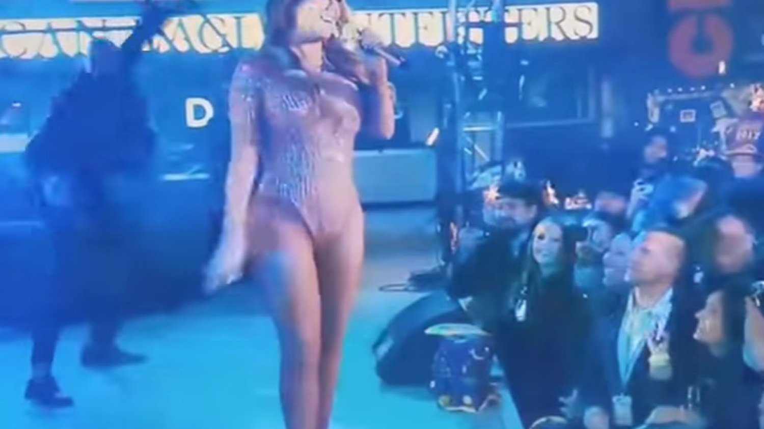 Żenujący występ Mariah Carey na Sylwestrze w Nowym Jorku. Zamieniono jej półplaybacki i cały koncert się posypał
