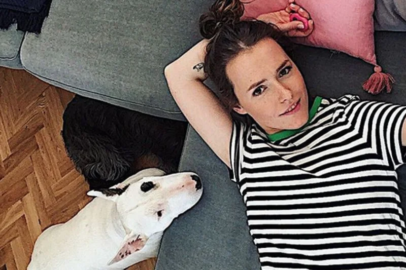 Olga Frycz stara się nie przesadzić z liczbą reklam na swoim Instagramie. A gdy już reklamuje, to produkty, które są spójne z jej wizerunkiem.