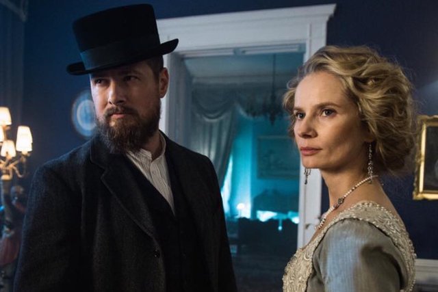 Paweł Małaszyński i Magdalen Cielecka w kostiumach z początku XX wieku.