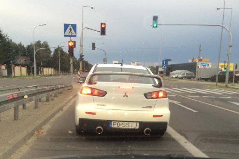 Personalizowane tablice rejestracyjne potrafią być żenujące.