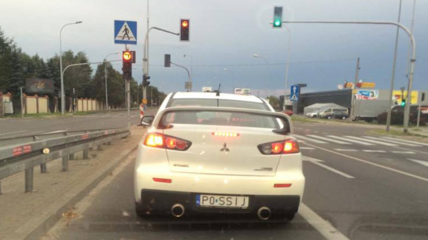 Personalizowane tablice rejestracyjne potrafią być żenujące.