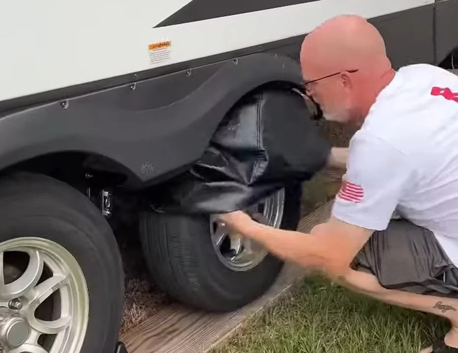 Kierowcy zakładają pokrowce na opony