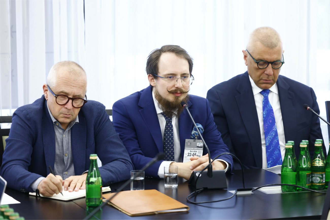 Tomasz Mraz zeznaje przed komisją ds. rozliczeń PiS. Jak się okazuje, "Pan Kleks" nagrywał swoich przełożonych z MS