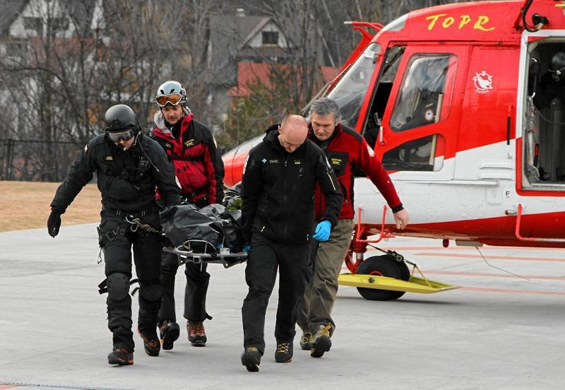 13.03. 2011 Zakopane. Ratownicy TOPR transportują porwanych przez lawinę.