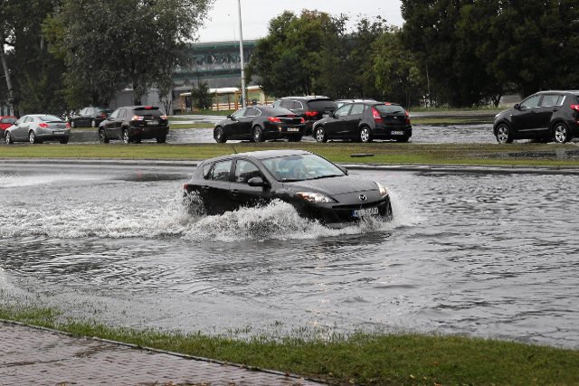 Najbliższe dnie to deszcz i niskie temperatury w całej Polsce. Później wcale nie będzie dużo lepiej.