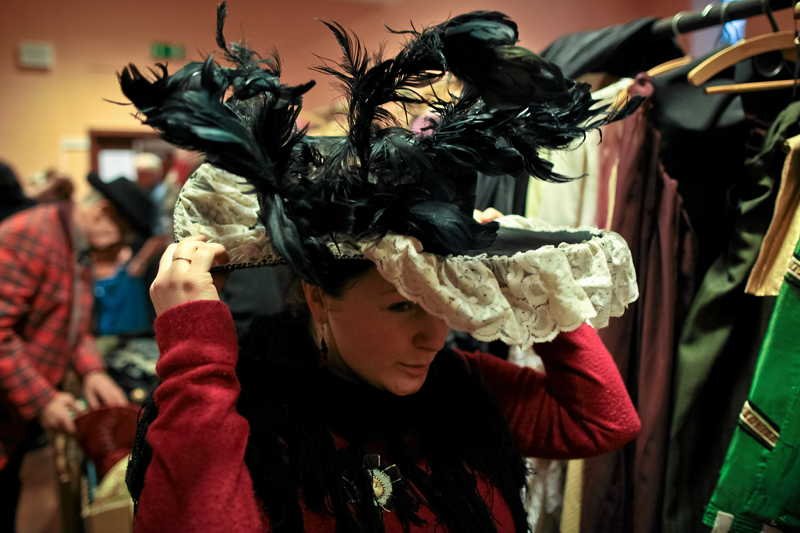 Stroje karnawałowe można dostać nie tylko w wypożyczalni. Teatr muzyczny w Łodzi zorganizował przed karnawałem wyprzedaż.