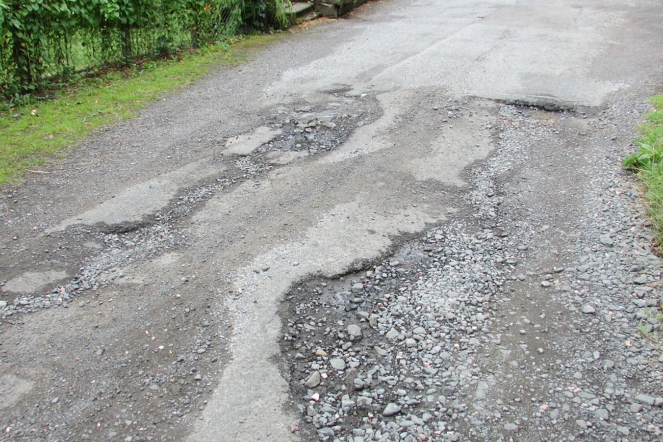 Zgodnie z ustawą o drogach publicznych za stan drogi odpowiada jej zarządca. Kierowca, którego auto doznało uszkodzeń z powodu zaniedbania zarządcy drogi (np. dziury w jezdni), ma prawo ubiegać się o wypłatę odszkodowania