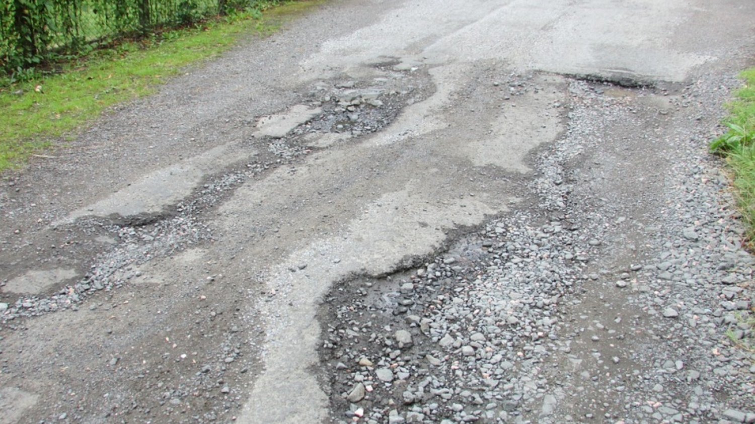 Zgodnie z ustawą o drogach publicznych za stan drogi odpowiada jej zarządca. Kierowca, którego auto doznało uszkodzeń z powodu zaniedbania zarządcy drogi (np. dziury w jezdni), ma prawo ubiegać się o wypłatę odszkodowania