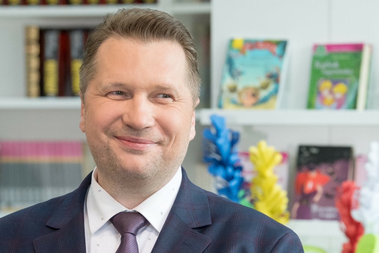 Minister edukacji Przemysław Czarnek zadowolony z nowego podręcznika do HiT