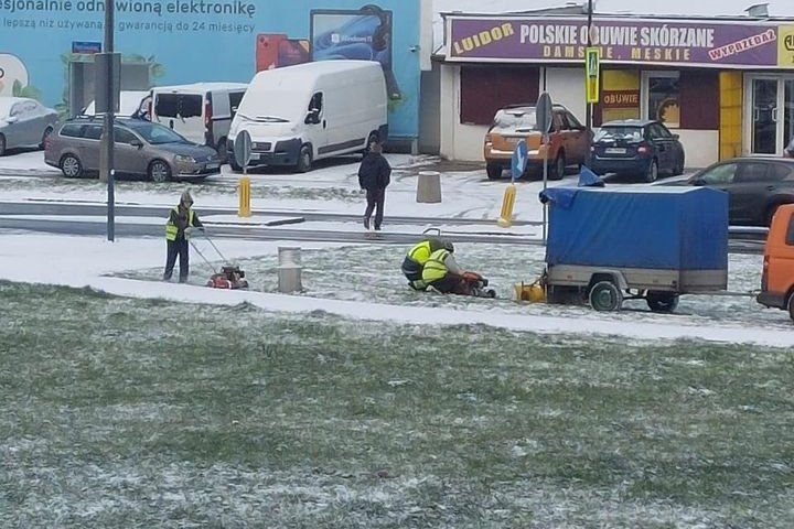 Scena "koszenia śniegu" na Ursynowie