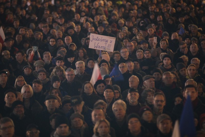 18 grudnia 2019 roku w całej Polsce odbyły się protesty w obronie sądów. W Lesku na Podkarpaciu protestowała jedna osoba.