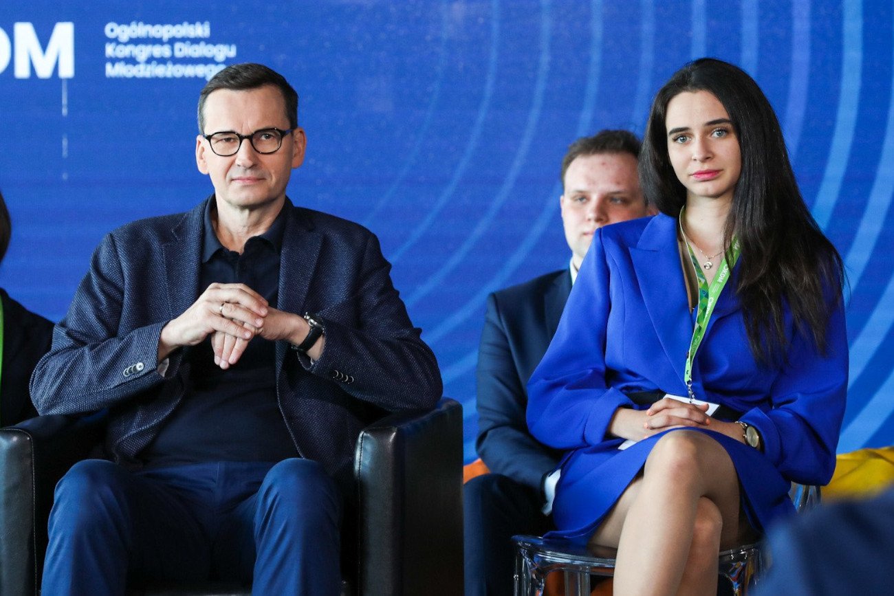 Internet huczy na temat kobiety ze zdjęcia z Morawieckim