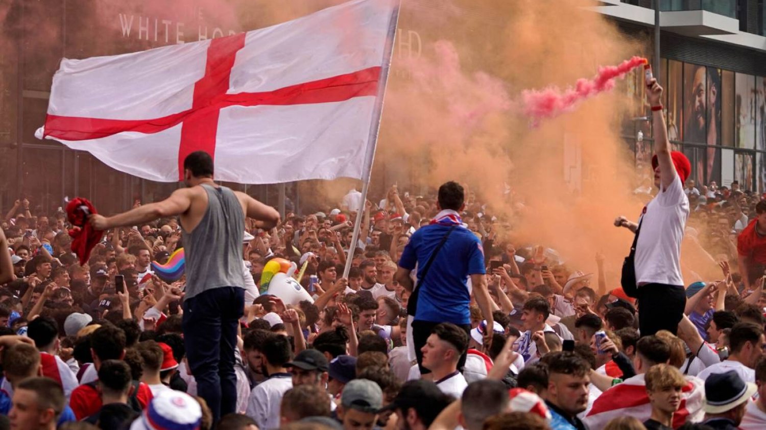 Fani angielskiej drużyny jeszcze przed finałowym meczem Anglia-Włochy na Wembley 11 lipca 2021 roku