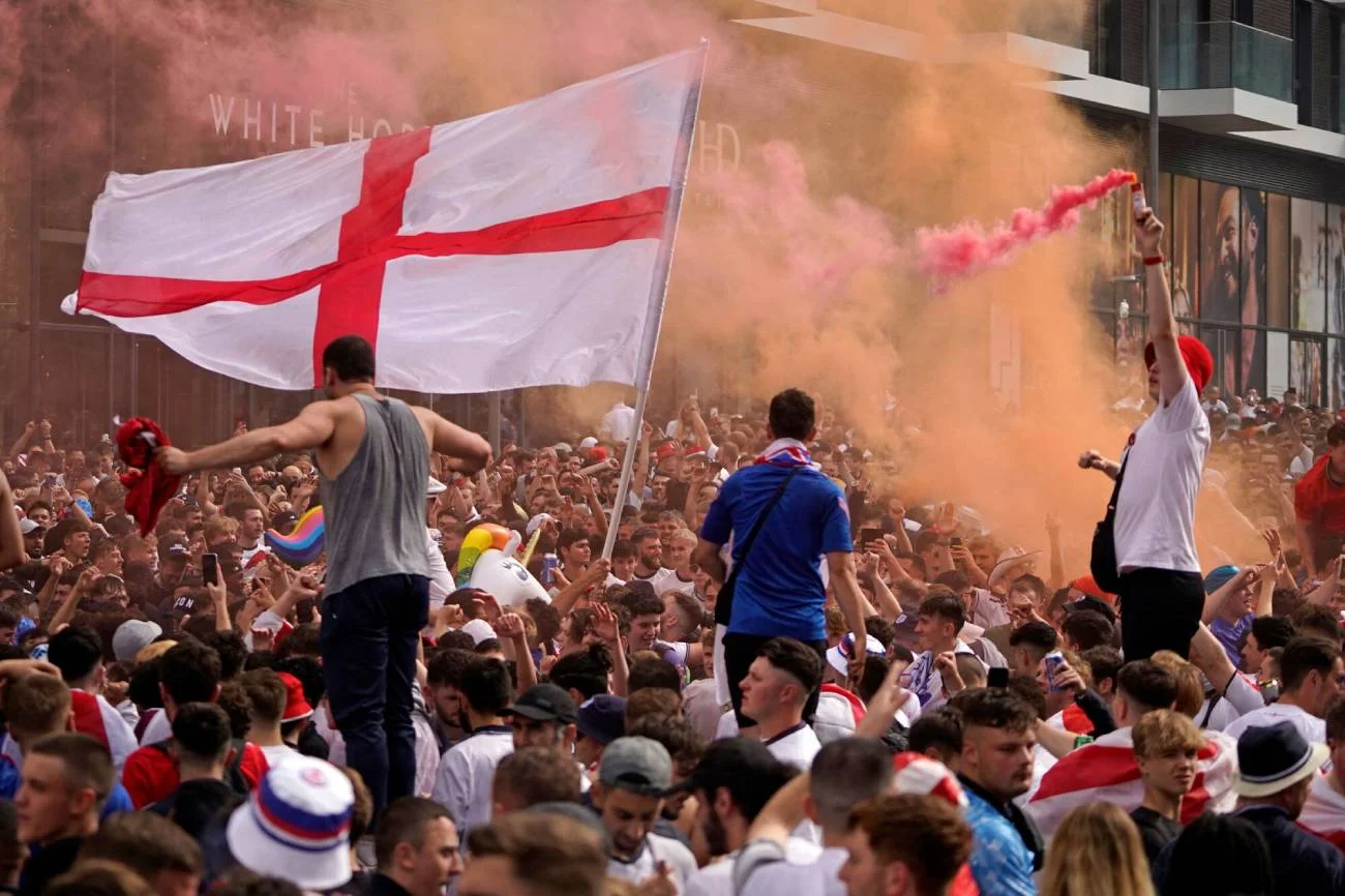 Fani angielskiej drużyny jeszcze przed finałowym meczem Anglia-Włochy na Wembley 11 lipca 2021 roku