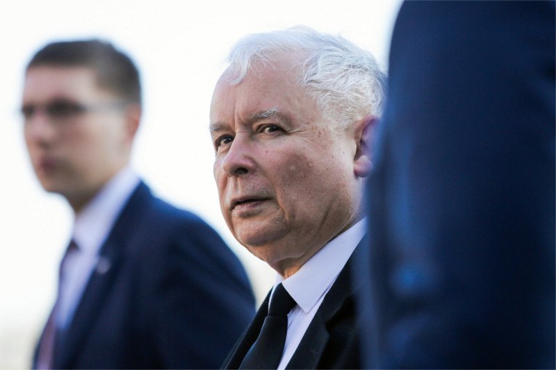 Jarosław Kaczyński miał podobno ostatnio walczyć z infekcją kolana. Dlatego też miałaby przesunąć się jego operacja kolana i... decyzja w sprawie Pięty.