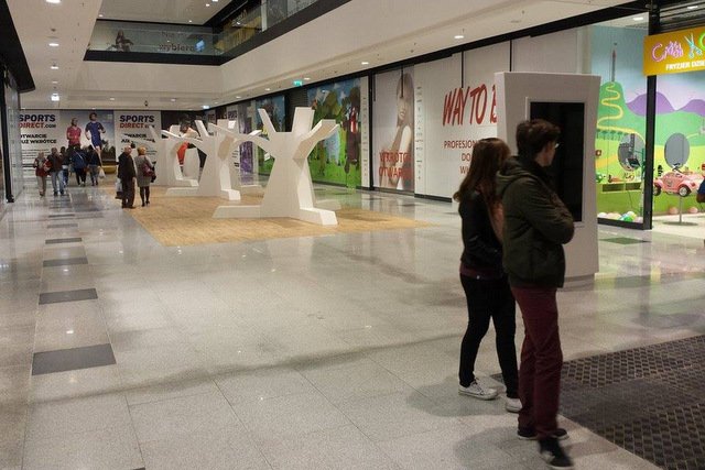 Tak wygląda alejka w nowej łódzkiej  galerii handlowej. 9 klientów, dwa otwarte sklepy, 6 zamkniętych.